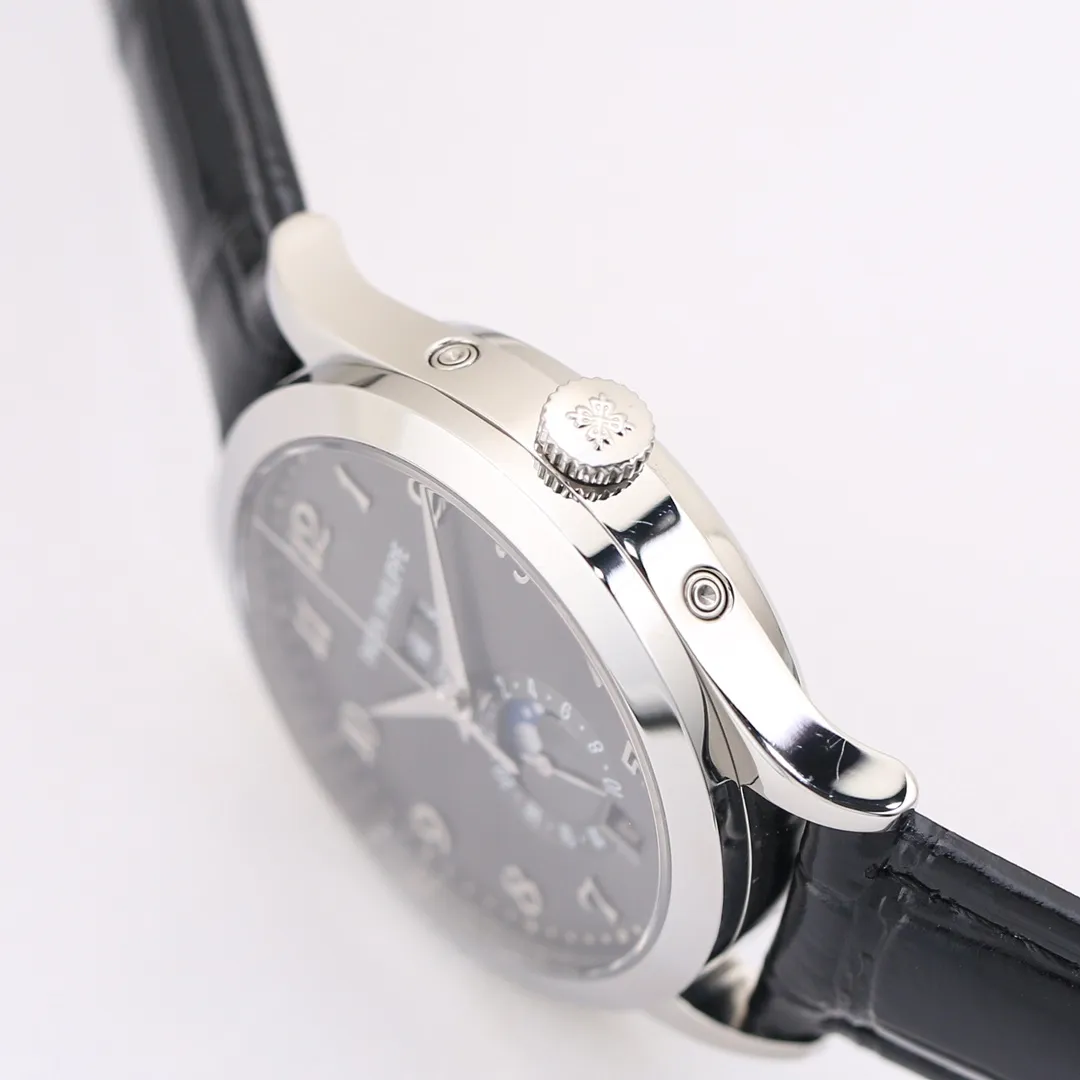 【Top Replica】💰4300! TW launches the highest version on the market - Patek Philippe - Complication Chronograph 5205G watch! 1⃣️After two years of continuous modification and debugging of the movement, we have always pursued original craftsmanship! 2⃣️Diameter 38.5MM! 3⃣️The functions are the same as the original ones, moon phase/week/month/calendar! 4⃣️It literally means high-difficulty two-color penetration, not an ordinary factory process! 5⃣️Sapphire glass mirror, the surface is coated with an extra layer of transparency! 6⃣️(Technical breakthrough) The Seagull movement is improved into an integrated Cal.324S movement! Both large and small plywood can achieve perfect chamfering effect and be rhodium plated. 7⃣️The plywood is decorated with gemstone bearings imported from Switzerland, and the color is pure, bright and natural. TW’s ingenious masterpiece welcomes your tasting! Factory quality! Welcome to reprint!